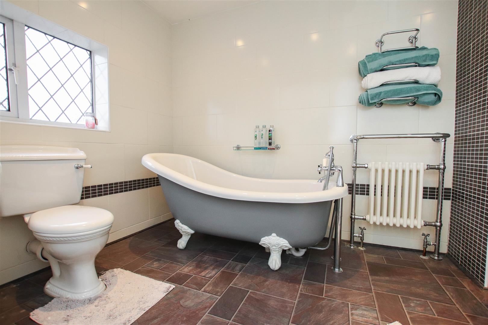FIRST FLOOR FOUR PIECE FAMILY BATHROOM
